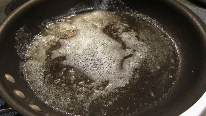 Φρίκη – Περιέλουσαν με καυτό λάδι την 16χρονη κόρη τους γιατί αρνήθηκε να παντρευτεί τον γαμπρό που της διάλεξαν